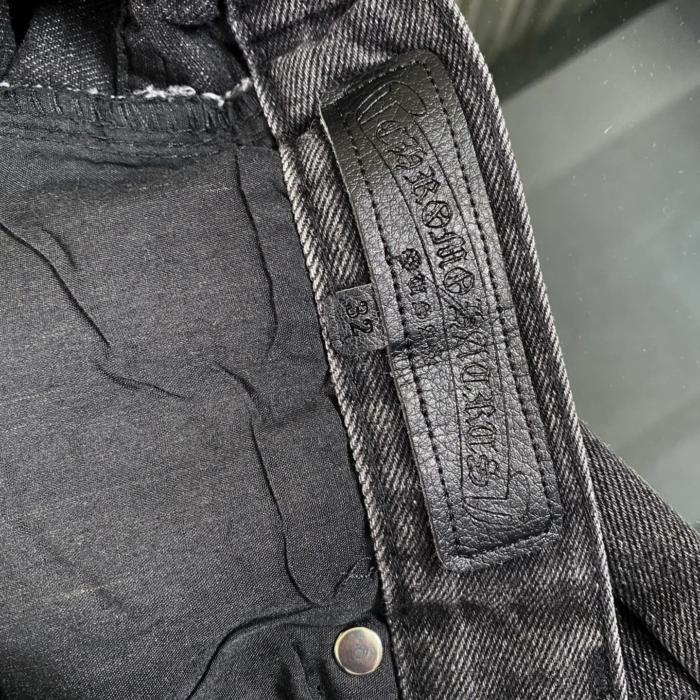 P310 CH Chromehearts black cross-stitched leather black and gray heavy-duty cow king jeans. The cabinet price is 34W level. The patchwork cross pattern is embellished and the jeans are washed! ! An absolutely high-end luxury product, a 1.9W-level god-level single product, a super popular product, made by top heavy industry, a magic weapon that cannot be missed! [About Zangyin] This is an extremely luxurious fashion brand that can also be called the aristocracy of the high street. It has always been an exclusive brand for some hipsters or rich second generations. Compared with ordinary high streets, it is more luxurious and noble. Compared with luxury brands, it is more fashionable and individual. It has always been a brand that I have a special liking for. [Top heavy industry fashion design] Consistently high-street luxury style. Speaking of this style, the Zangyin family and GU family are definitely the leading representative brands. Especially the Zangyin family has really achieved a state-of-the-art effect in creating high-street style. The unique washed material is used to create this style. The color system is already quite eye-catching. After it is decorated with patchwork cross flowers, it cleverly highlights the charm of the brand. Secondly, this style uses classic The high-waist cutting design highlights the long legs and fashionable temperament of the upper body. The brand is highly recognizable and the slim fit configuration is more suitable for daily wear. It is a product that interprets personality, fashion, and specifications at a glance. This single product is enough to make any fan excited. It can be a white T-shirt for a youthful college style, or a tight suspender for a royal style. It has strong matching ability and can be easily controlled by men.  [Materials and craftsmanship] Needless to say, this point goes without saying. As an excellent craftsman brand, Zangyin’s requirements for details and craftsmanship are really perfect. The washed color of this model has gone through so many processes, not to mention the embellishment of denim appliques. It is also purely hand-made and sewn. Just like what they believe in, only hand-made things have soul and have the meaning of wear. A top-notch heavy-duty fashionable denim item, I look forward to your perfect interpretation! !  Color: black gray Size: 28-36
